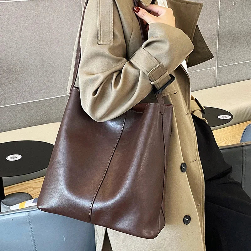 Genuine leather bucket bag, high-end niche tote bag, large capacity single shoulder crossbody bag, new for commuting in 2024