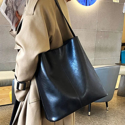 Genuine leather bucket bag, high-end niche tote bag, large capacity single shoulder crossbody bag, new for commuting in 2024