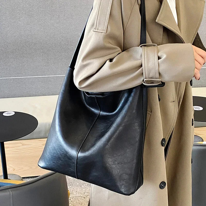 Genuine leather bucket bag, high-end niche tote bag, large capacity single shoulder crossbody bag, new for commuting in 2024