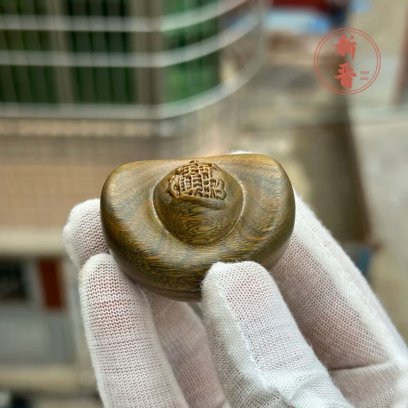 Green sandalwood carving for attracting wealth and gold ingots, playing with wealth gathering ornaments Desktop ornaments