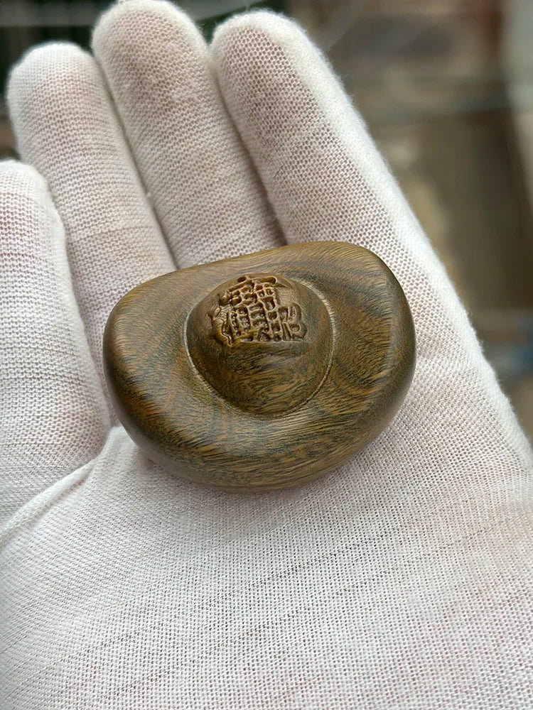 Green sandalwood carving for attracting wealth and gold ingots, playing with wealth gathering ornaments Desktop ornaments