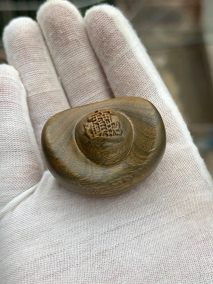 Green sandalwood carving for attracting wealth and gold ingots, playing with wealth gathering ornaments Desktop ornaments