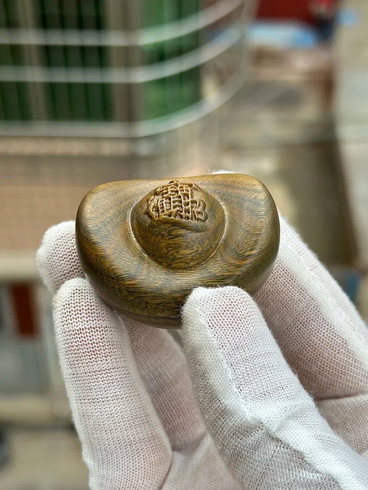 Green sandalwood carving for attracting wealth and gold ingots, playing with wealth gathering ornaments Desktop ornaments