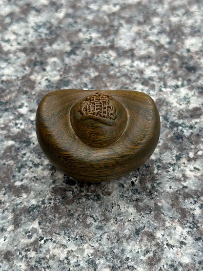Green sandalwood carving for attracting wealth and gold ingots, playing with wealth gathering ornaments Desktop ornaments