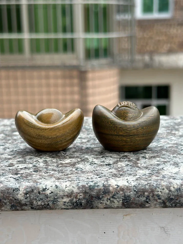 Green sandalwood carving for attracting wealth and gold ingots, playing with wealth gathering ornaments Desktop ornaments