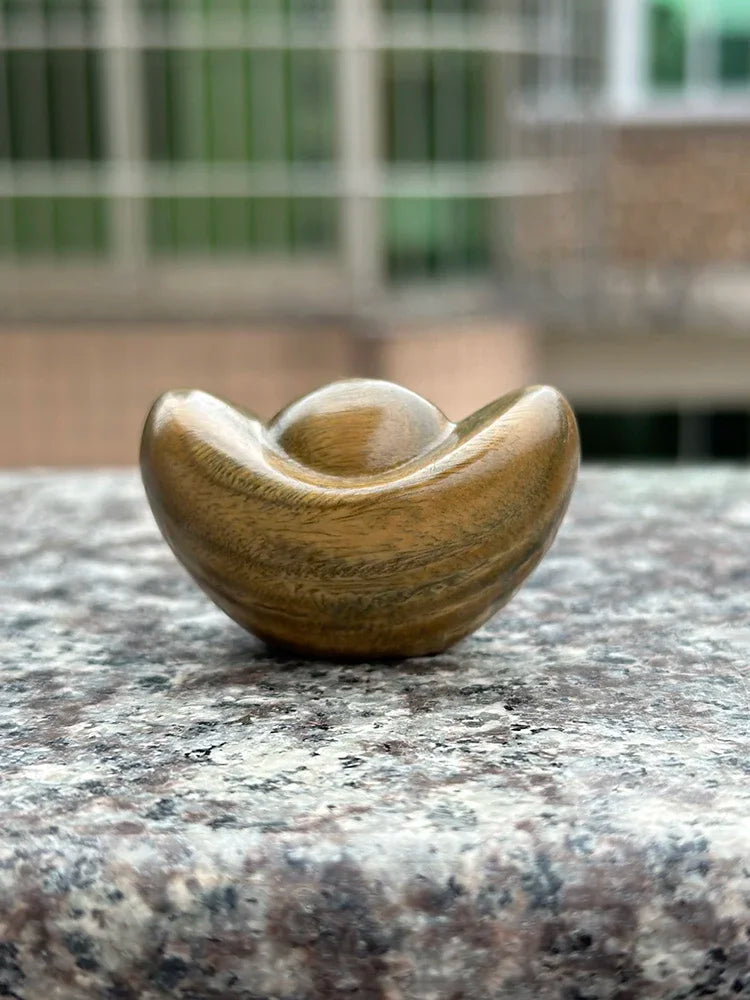 Green sandalwood carving for attracting wealth and gold ingots, playing with wealth gathering ornaments Desktop ornaments