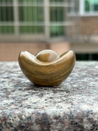 Green sandalwood carving for attracting wealth and gold ingots, playing with wealth gathering ornaments Desktop ornaments
