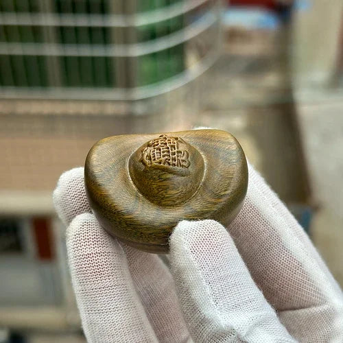 Green sandalwood carving for attracting wealth and gold ingots, playing with wealth gathering ornaments Desktop ornaments