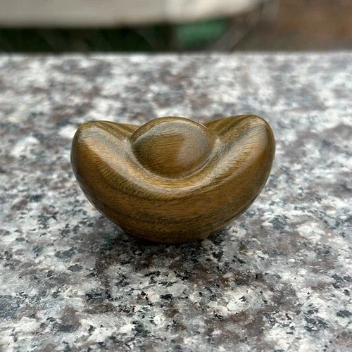 Green sandalwood carving for attracting wealth and gold ingots, playing with wealth gathering ornaments Desktop ornaments