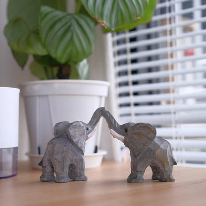 Handmade wooden carving objects,elephants,a pair of birthday and Christmas gifts,symbolizing a good artistic tabletop decoration
