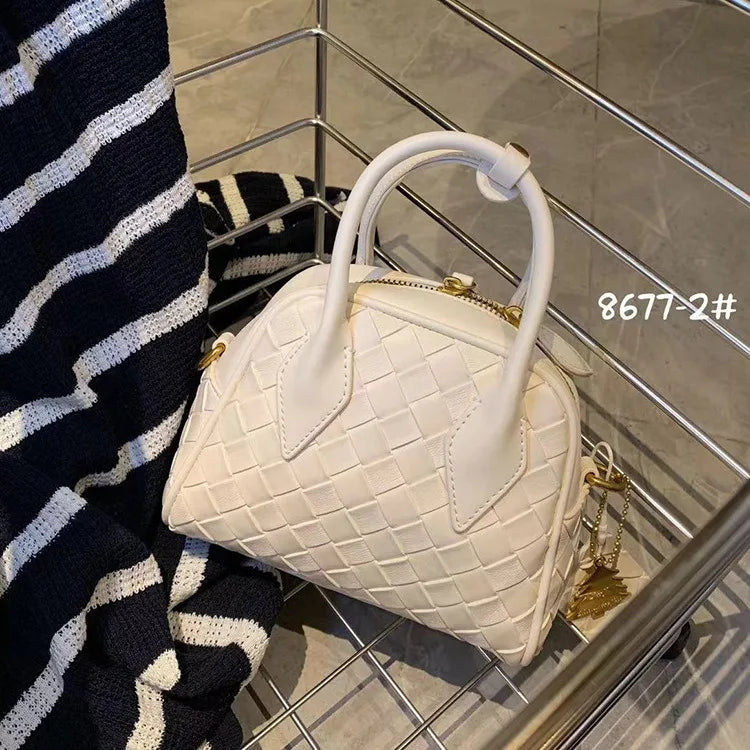 Handmade woven bag 2024 new portable crossbody bag, versatile for commuting, retro shoulder bag trend