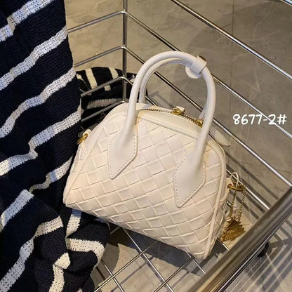 Handmade woven bag 2024 new portable crossbody bag, versatile for commuting, retro shoulder bag trend