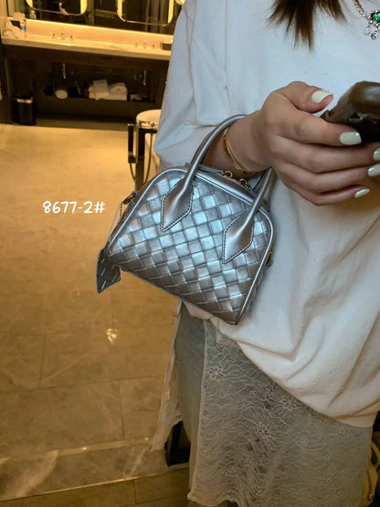 Handmade woven bag 2024 new portable crossbody bag, versatile for commuting, retro shoulder bag trend
