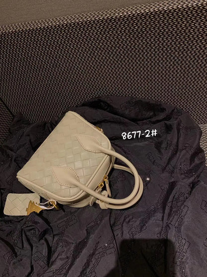 Handmade woven bag 2024 new portable crossbody bag, versatile for commuting, retro shoulder bag trend
