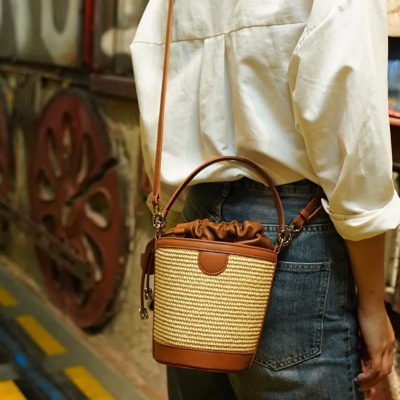 High Quality Sheepskin Patchwork Straw Bag Fashion Large Capacity Contrast Color Drawstring Bucket Bag Versatile Commuter Bolsas