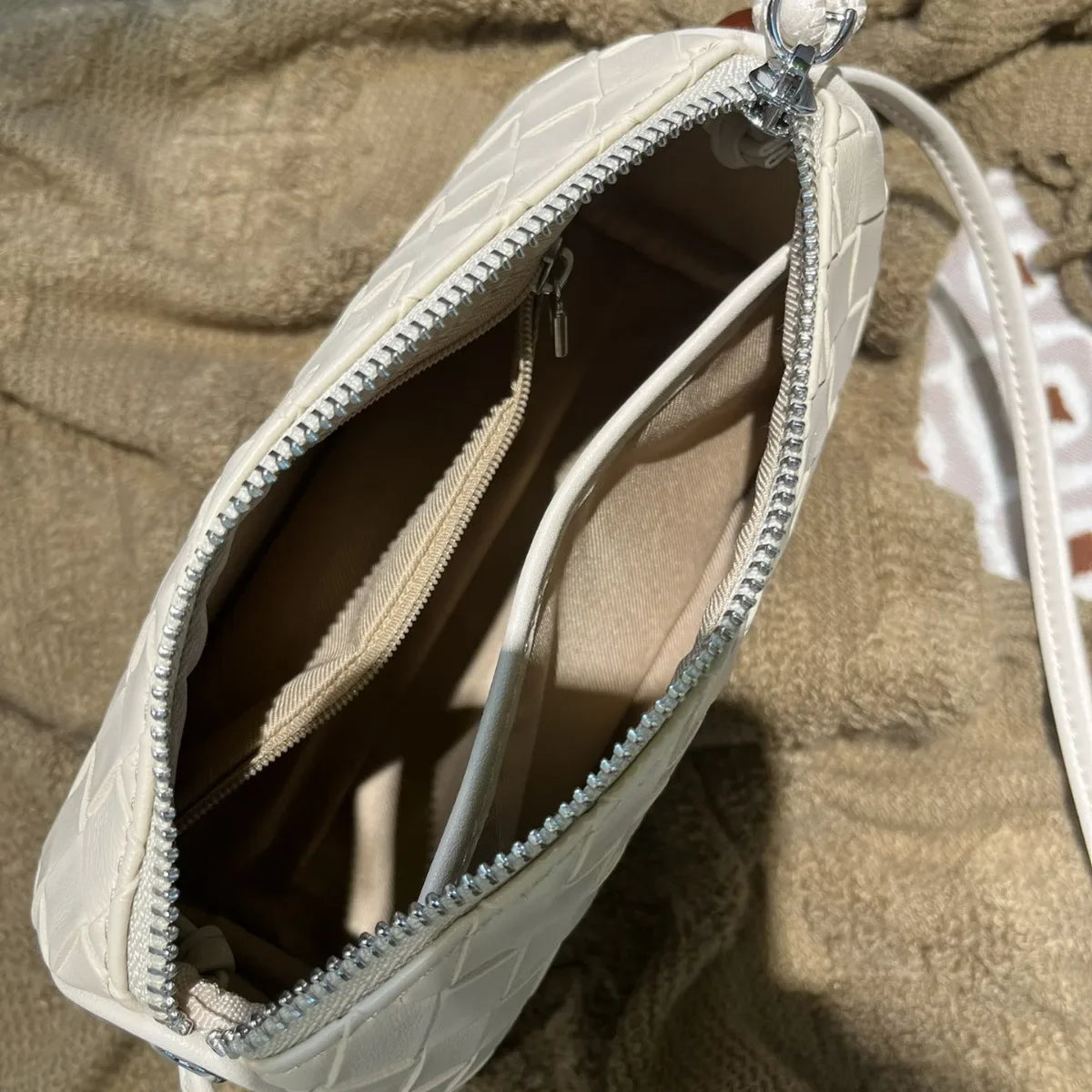Internet Celebrity Woven Pattern Genuine Leather Shoulder Crossbody Bag Women's Fashion Casual Small Bag Pillow Bag Luxury