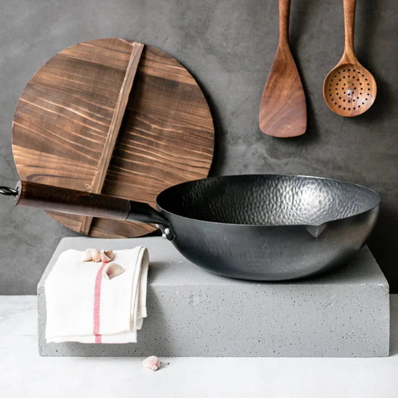 Iron Woks Chinese Traditional Stir Fry Pans Handmade Iron Pot Non-Stick Pan Cast Iron Pot Suitable for induction and Gas