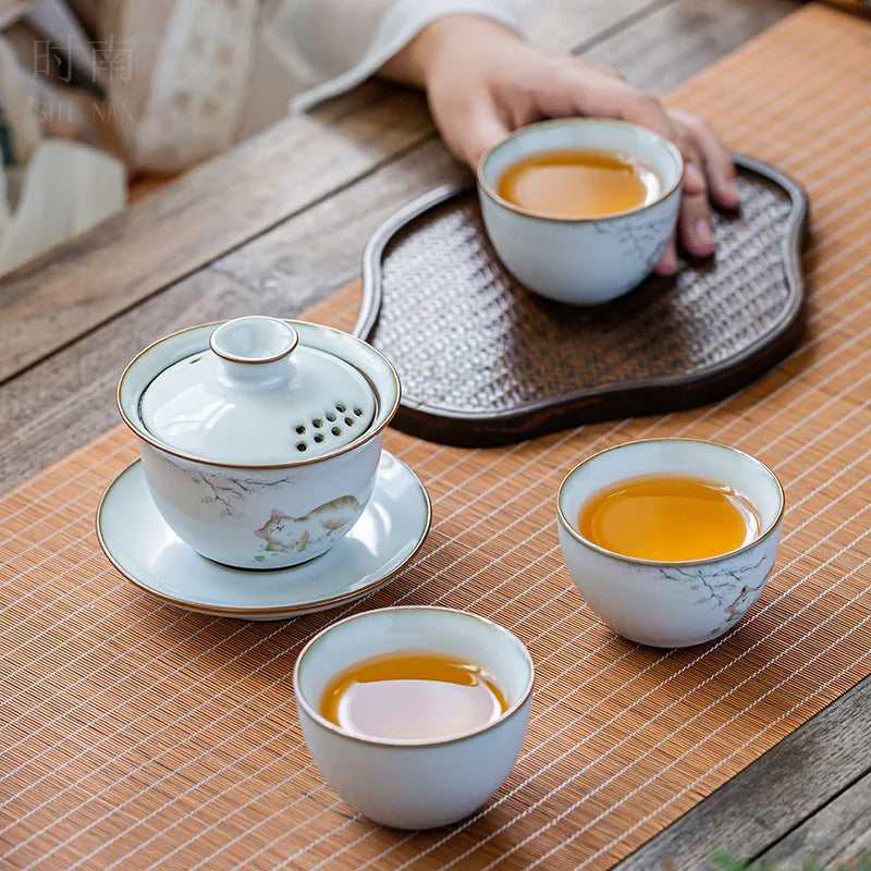 Jingdezhen Ceramic Gaiwan Teacup Handmade Tea Tureen with Filters Cute Cat Porcelain Tureen 150ml Kung Fu Tea Cups