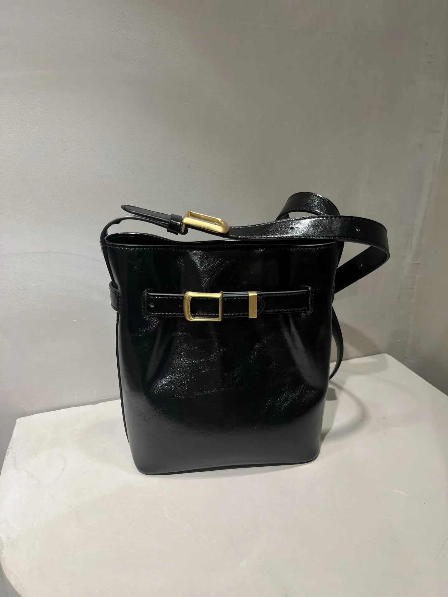 Korean New Fashion Oil Wax Leather Cowhide Shoulder Bag Large Capacity Crossbody Bucket Bag Commuter Lady Purses Luxury Handbags