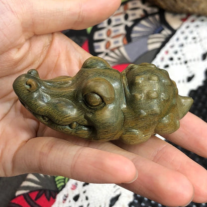 Lacquer-free wax-free natural green sandalwood carving crocodile hand piece home ornaments ornaments with lovely play piece