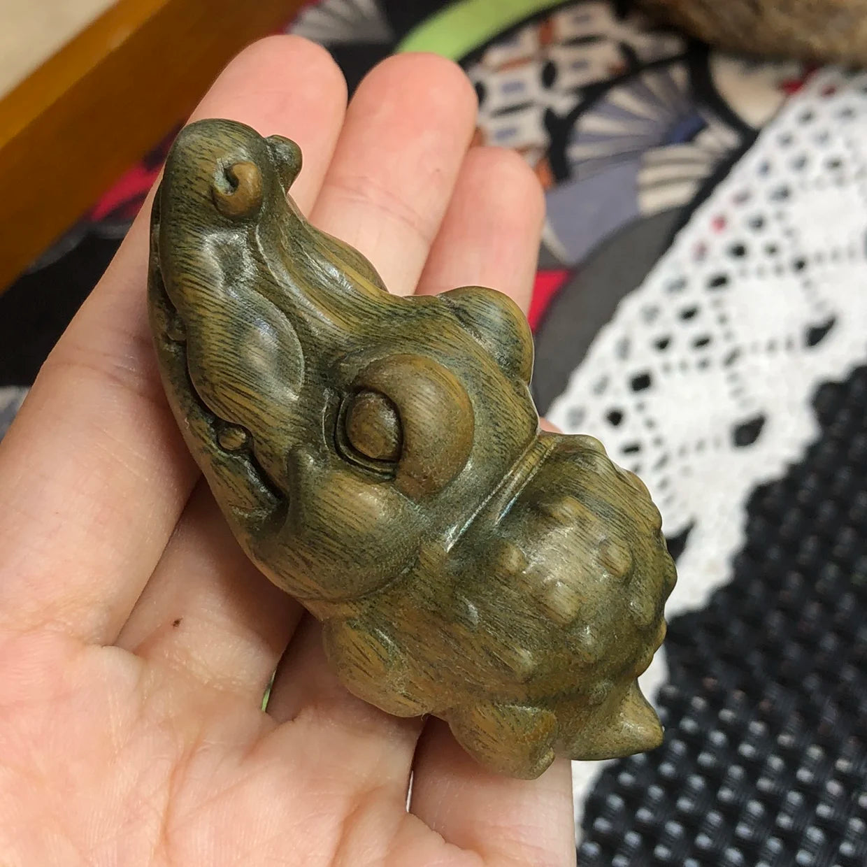 Lacquer-free wax-free natural green sandalwood carving crocodile hand piece home ornaments ornaments with lovely play piece