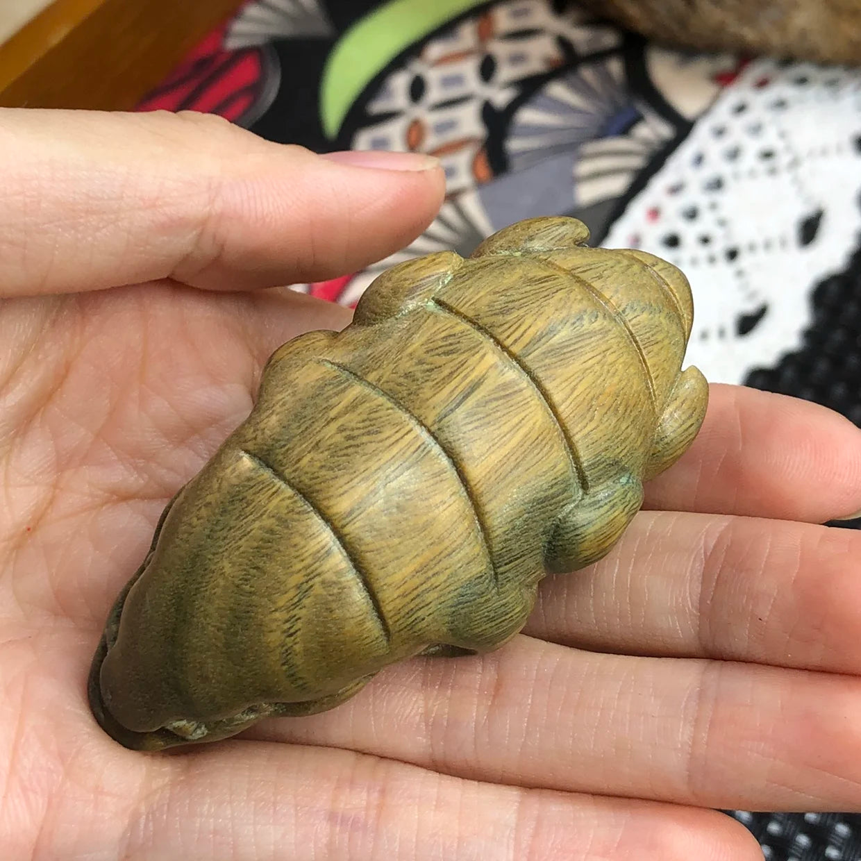 Lacquer-free wax-free natural green sandalwood carving crocodile hand piece home ornaments ornaments with lovely play piece