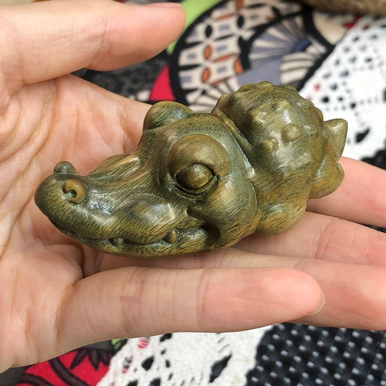 Lacquer-free wax-free natural green sandalwood carving crocodile hand piece home ornaments ornaments with lovely play piece