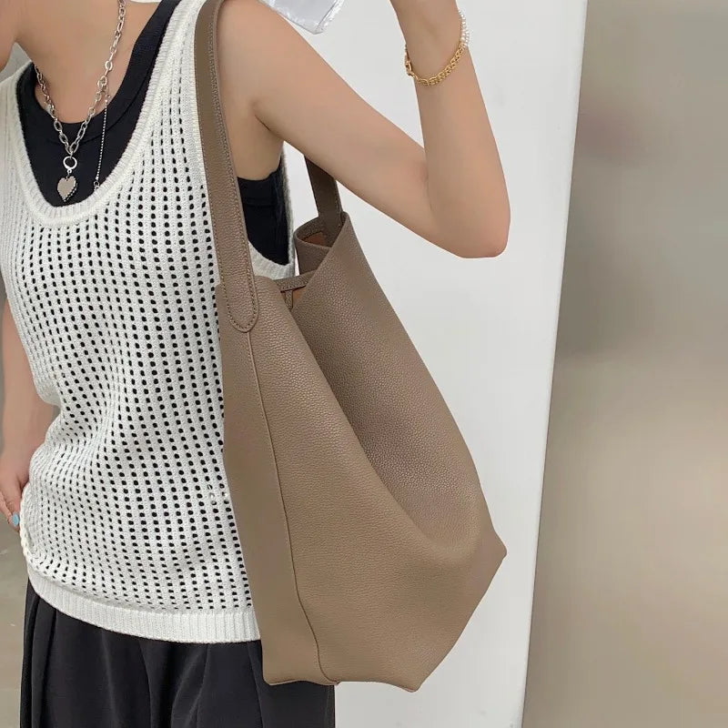 Luxury Cowhide Bucket Bag Women 2024 New Large Capacity Shoulder Bags Casual Shopping Travel Bagsolid All-match Commuter Purses