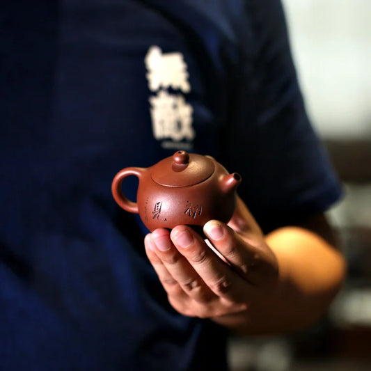 Monohydrate hall yixing recommended teapot pure manual bottom groove 100 ml small beauty tea maker was approached