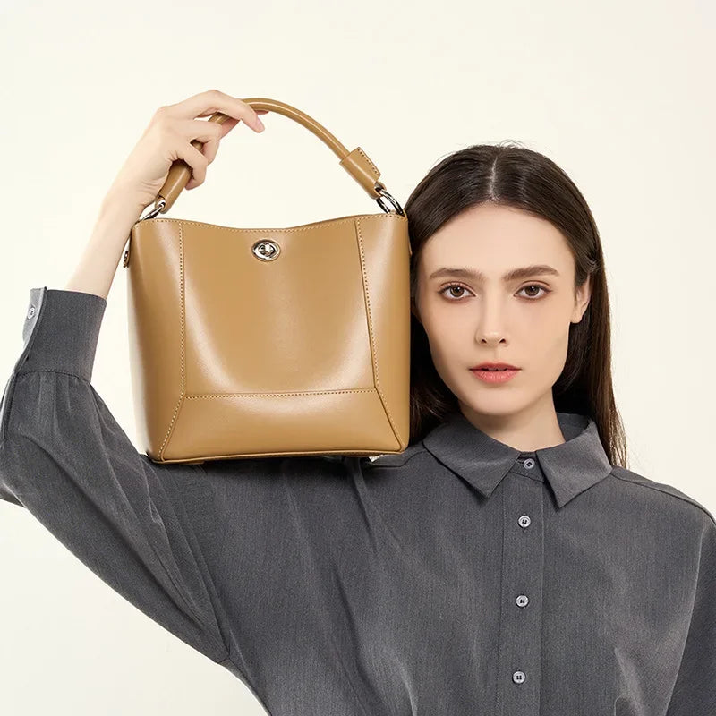 New Water Bucket Bag Handheld Genuine Leather One Shoulder Women's Bag Soft Leather Large Capacity Simple Fashion Crossbody Bag
