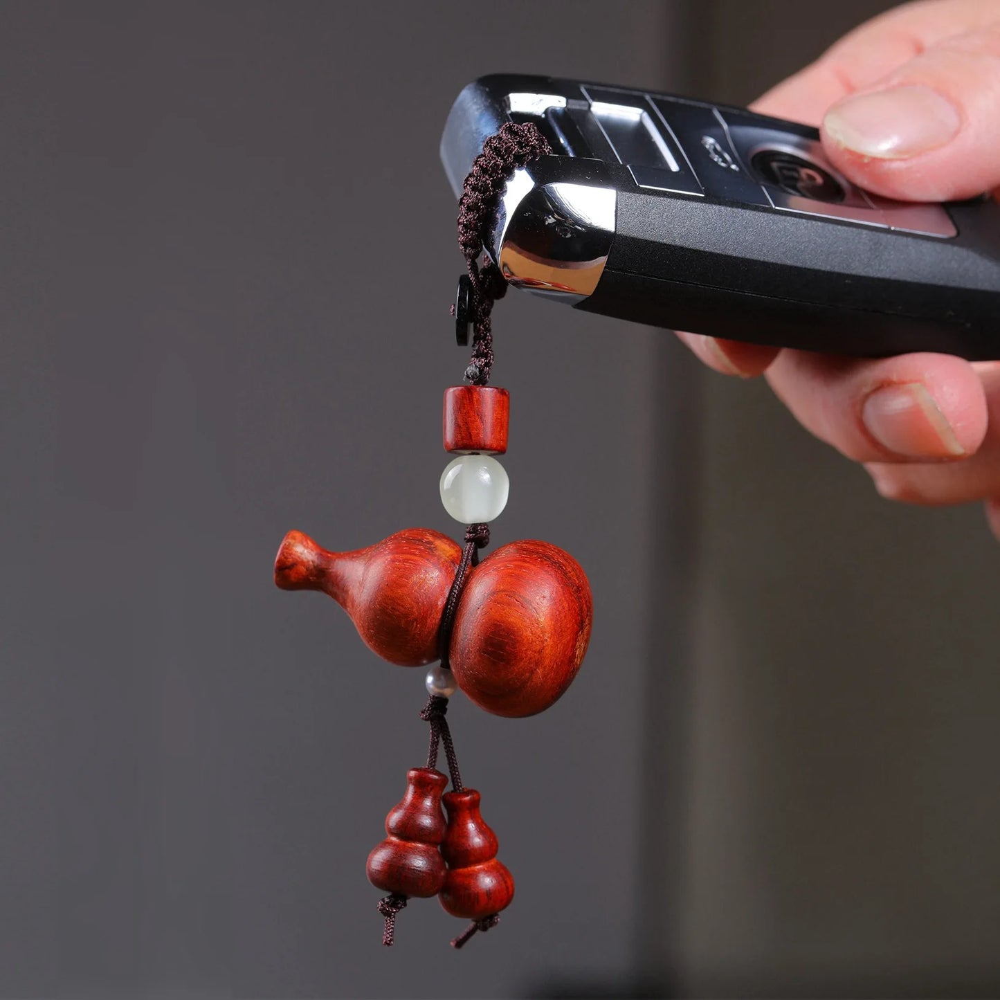 Red Sandalwood Luminous Keychain for Couples, Bag Pendant, Car Key Chain, Wooden Animals, Wood Wall Decor, Boys and Girls Decora