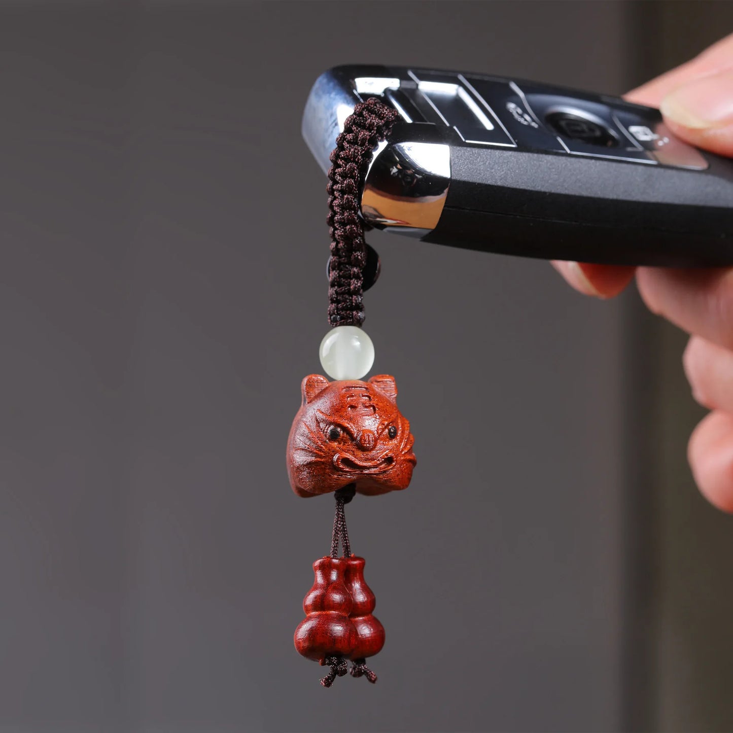 Red Sandalwood Luminous Keychain for Couples, Bag Pendant, Car Key Chain, Wooden Animals, Wood Wall Decor, Boys and Girls Decora