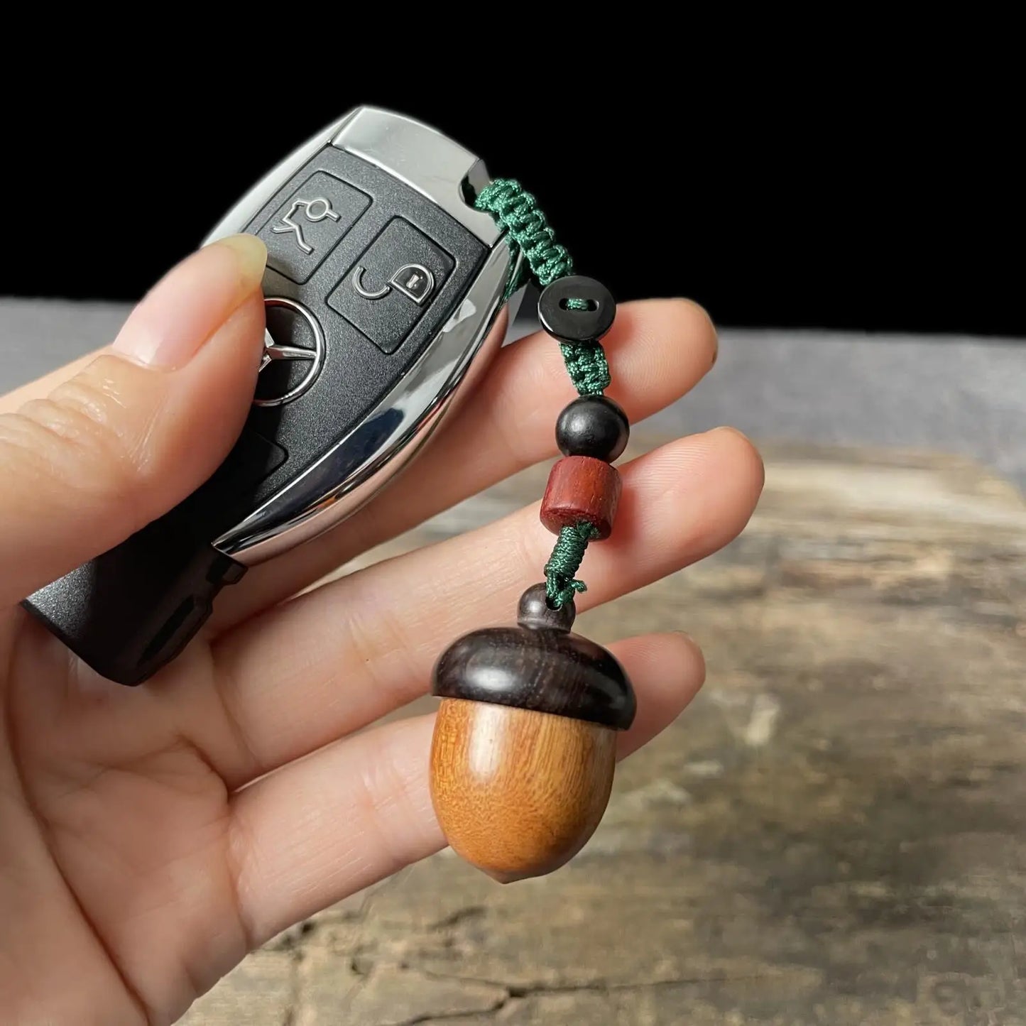 Red Sandalwood Luminous Keychain for Couples, Bag Pendant, Car Key Chain, Wooden Animals, Wood Wall Decor, Boys and Girls Decora