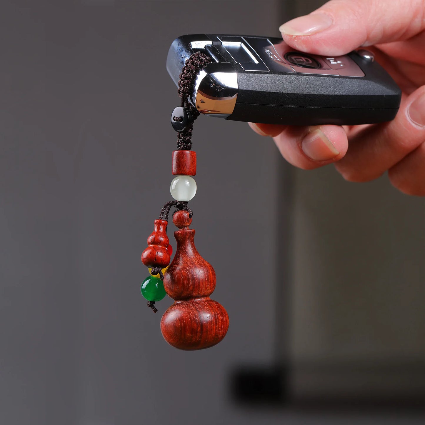 Red Sandalwood Luminous Keychain for Couples, Bag Pendant, Car Key Chain, Wooden Animals, Wood Wall Decor, Boys and Girls Decora