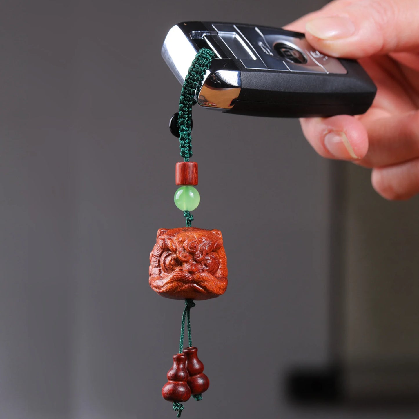 Red Sandalwood Luminous Keychain for Couples, Bag Pendant, Car Key Chain, Wooden Animals, Wood Wall Decor, Boys and Girls Decora