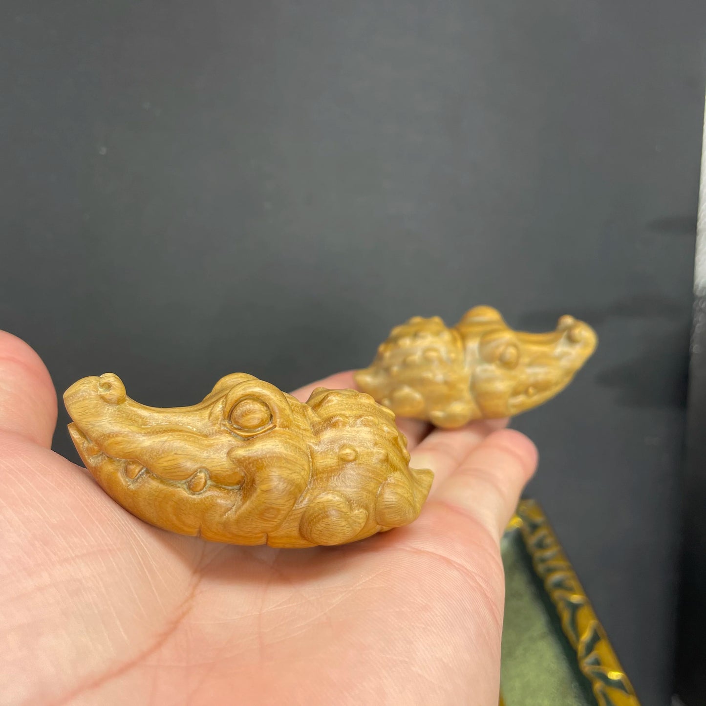 Lacquer-free wax-free natural green sandalwood carving crocodile hand piece home ornaments ornaments with lovely play piece