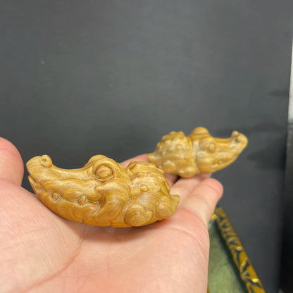 Lacquer-free wax-free natural green sandalwood carving crocodile hand piece home ornaments ornaments with lovely play piece