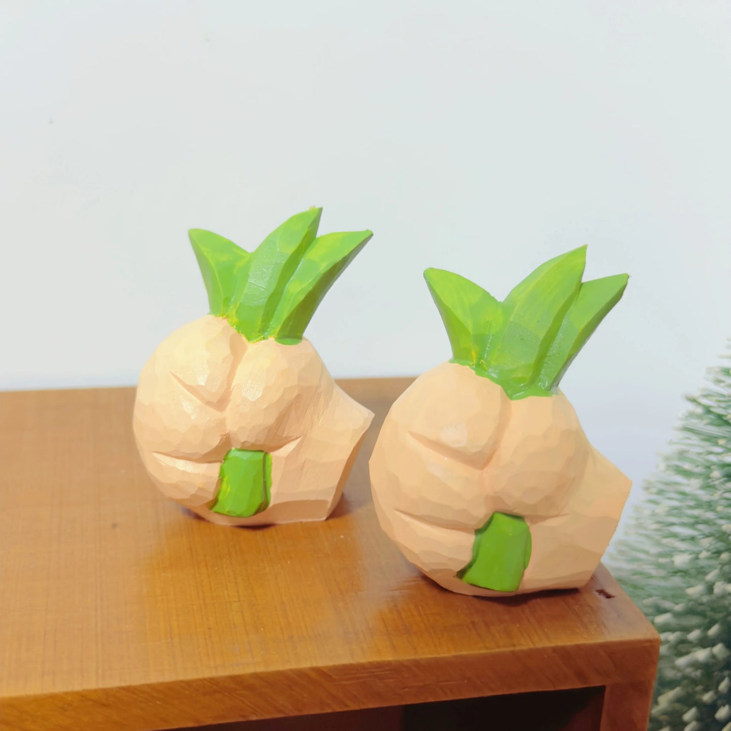 This hand holds grass creativity, grass wood carving, decompression, office gifts, niche tabletop decorations play with