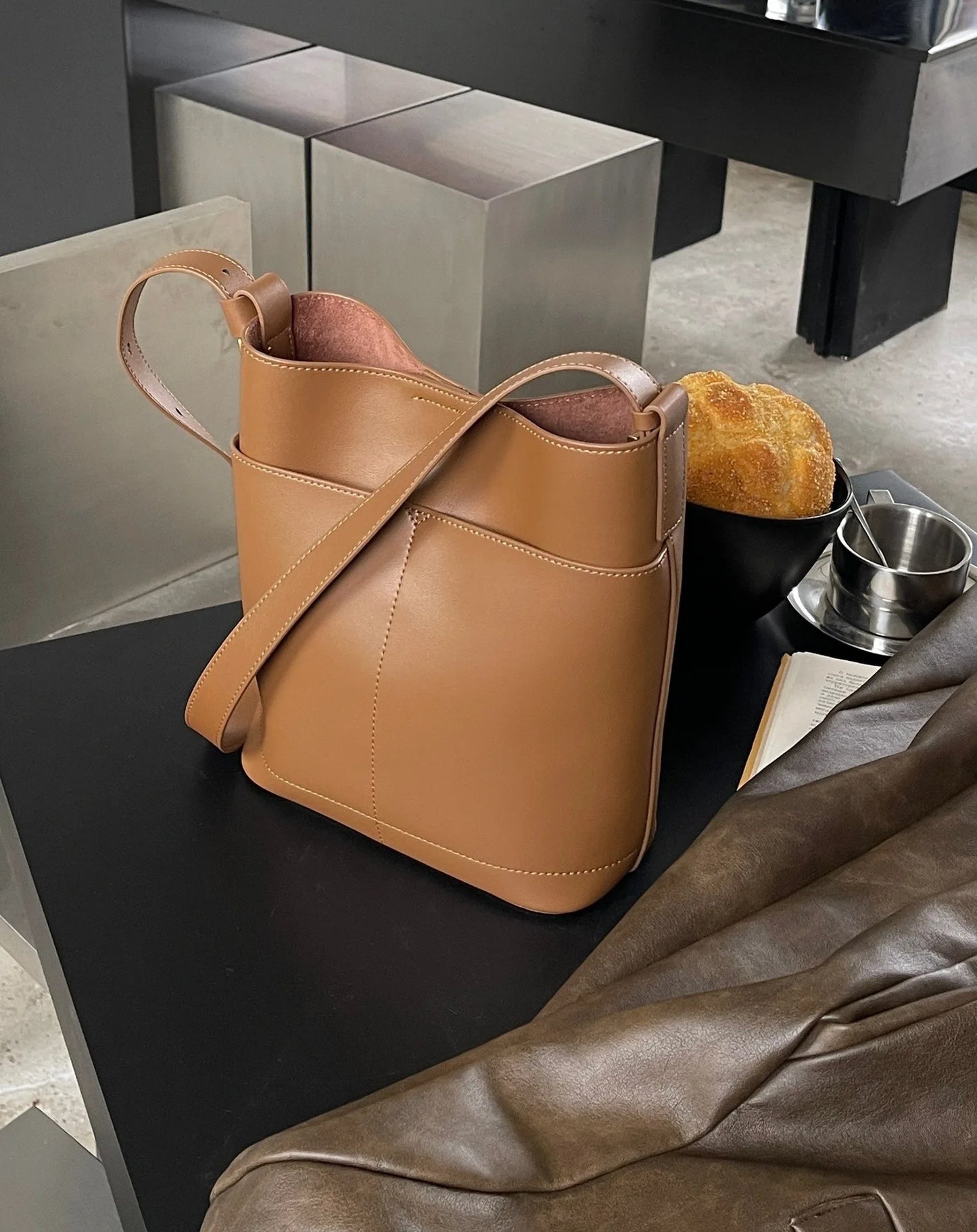 Women's Bag 2024 New Minimalist Commuter Bucket Bags Underarm Wide Shoulder Strap Crossbody Tote Solid Large Capacity Bolsas