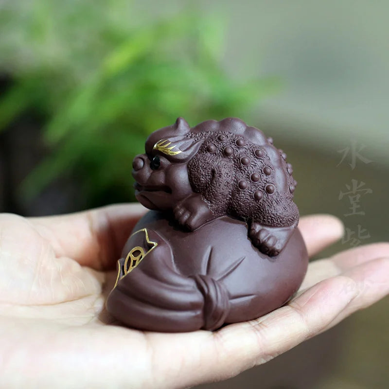 Yishuitang Yixing raw ore purple sand tea sculpture ornament tea playing with old purple clay gold cloth bag gold toad