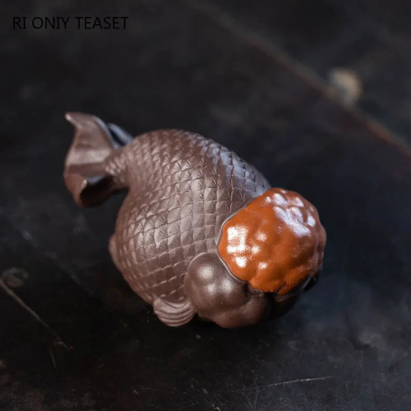 Yixing Purple Clay Tea Pet Handmade Lucky Goldfish Statue Ornaments Tea Figurine Chinese Zisha Sculpture Tea Set Decoration
