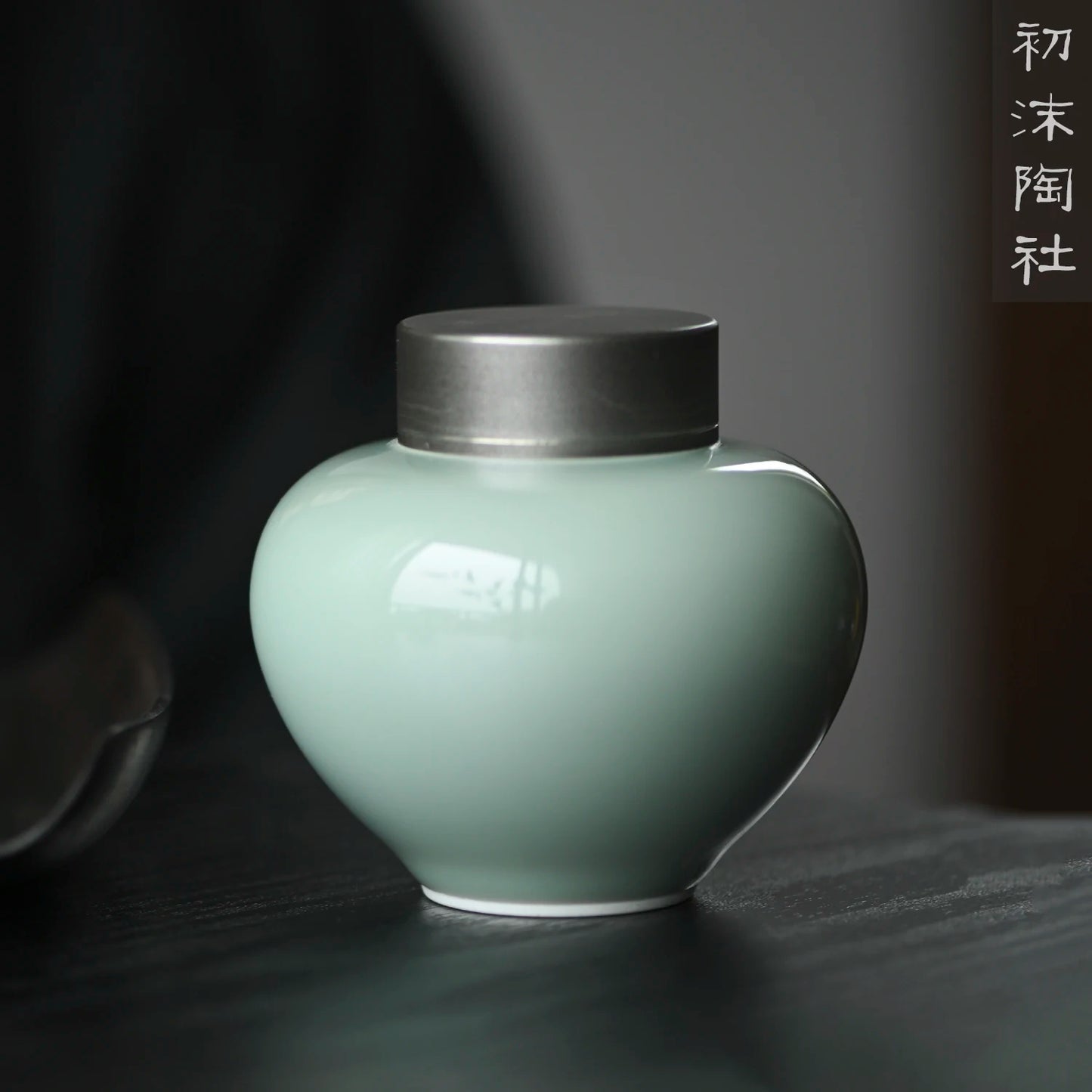 at the beginning of the jingdezhen pea green glaze tin lid caddy ceramic seal tank portable moisture storage mini POTS