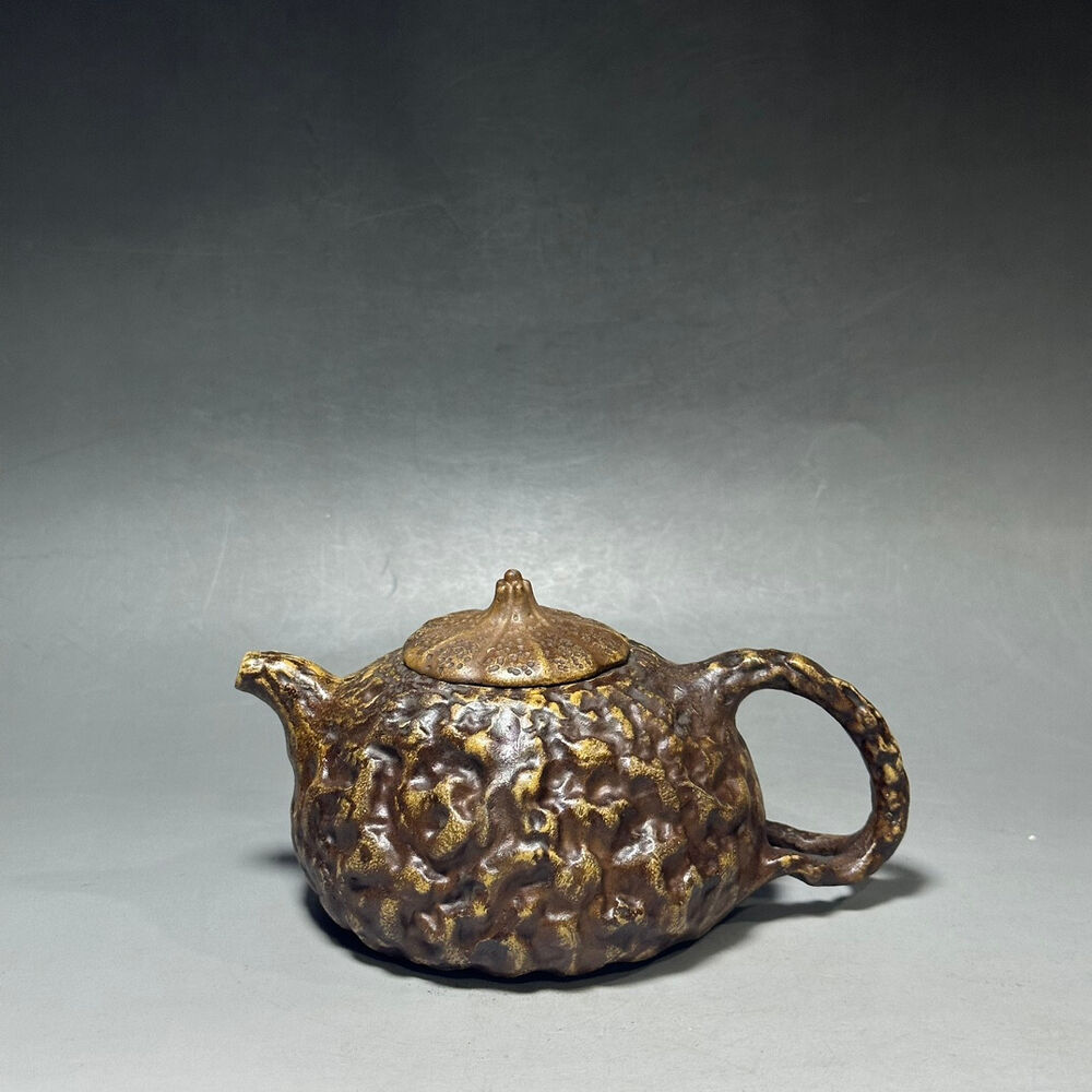 Chinese Yixing Zisha Clay Handmade Exquisite Teapot(供春壶 底款：蒋蓉)