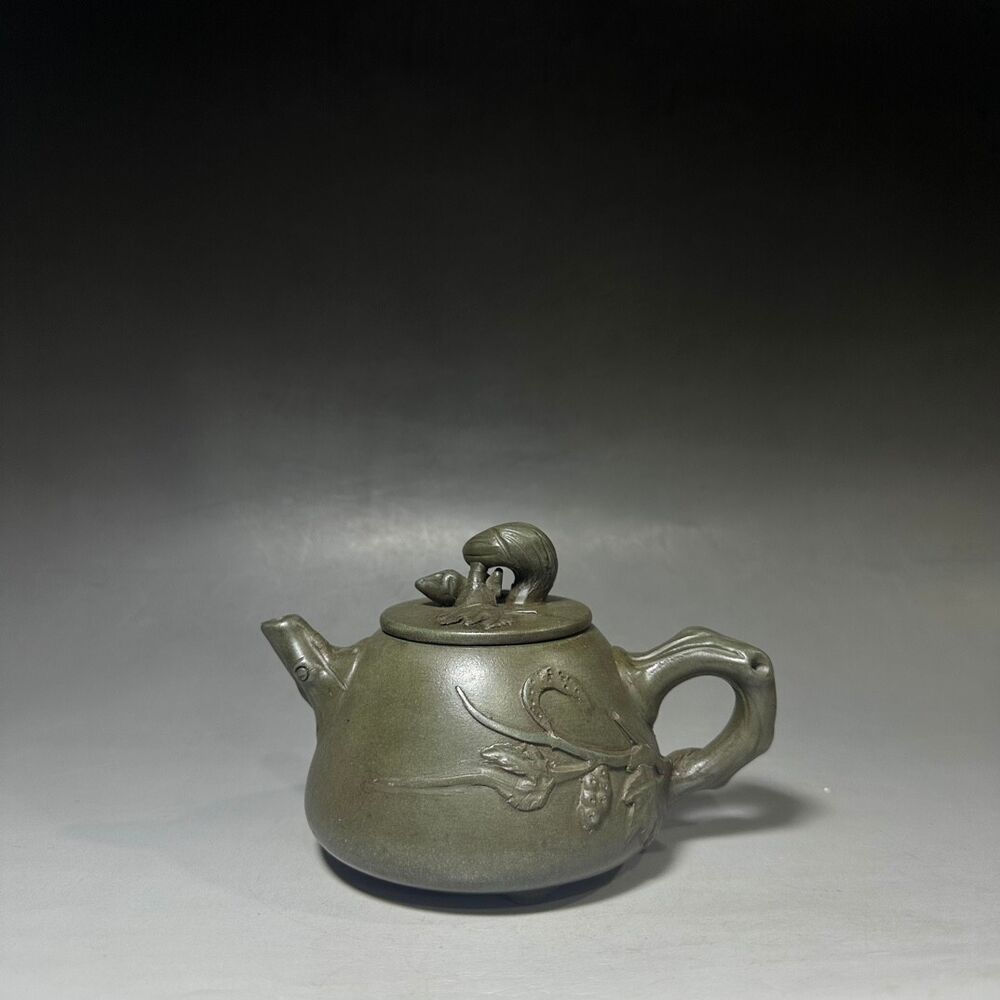 Chinese Yixing Zisha Clay Handmade Exquisite Teapot（松鼠石瓢壶 底款：蒋蓉）