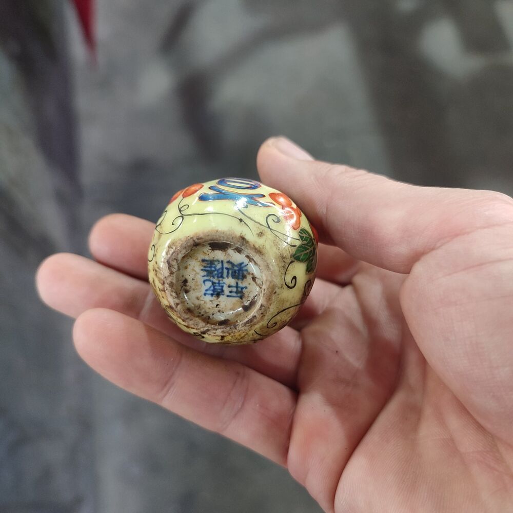Chinese Porcelain Snuff Bottle Ceramics Yellow Gourd Statue Collect Painted Art