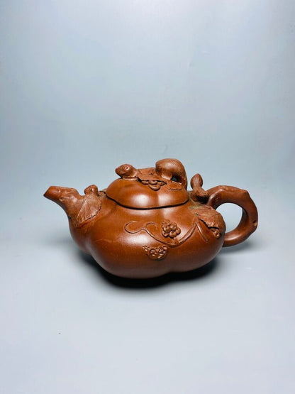 Chinese Yixing Zisha Clay Handmade Exquisite Teapot（桃子 底款：蒋蓉）