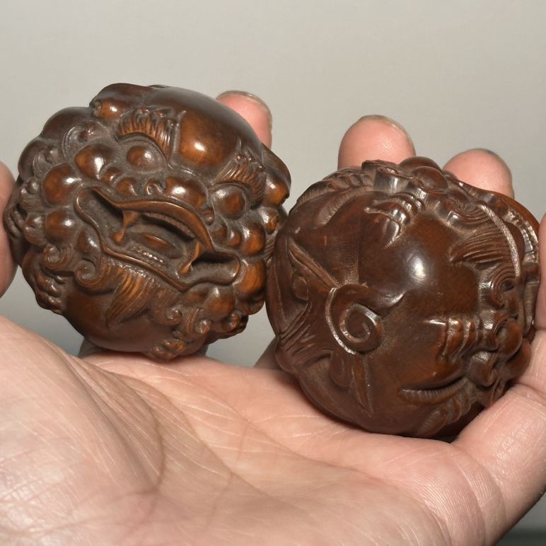 China Antique Boxwood Carving A Pair Beast Statue Wooden Figurines Nice Art Ball