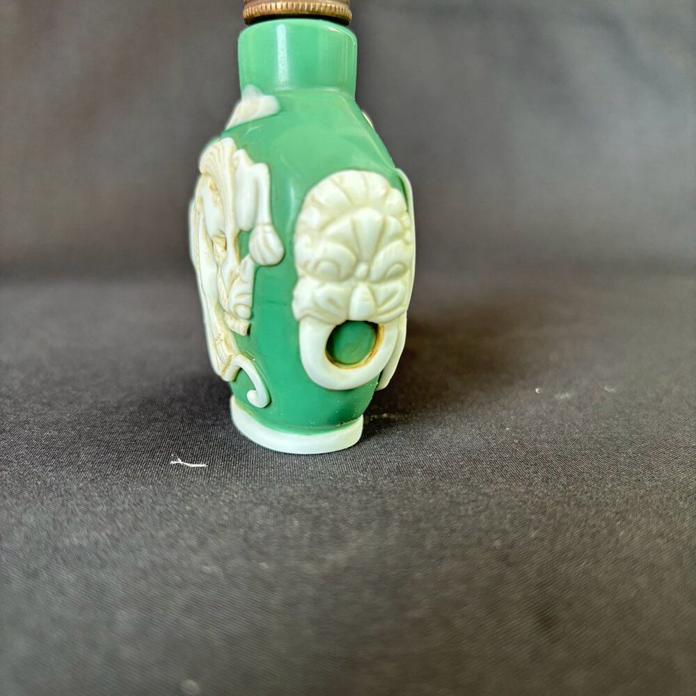 Chinese Snuff Bottle Dragon Sculpture Snuff Box Glass Carved Colored Glaze White