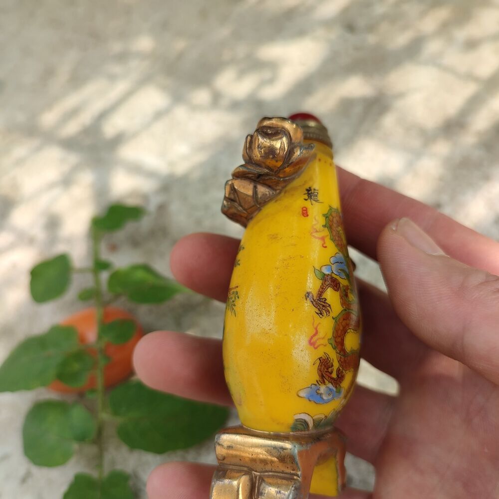 Chinese Snuff Bottle Dragon Statue Beautiful Peking Glass Yellow Box Snuffbox