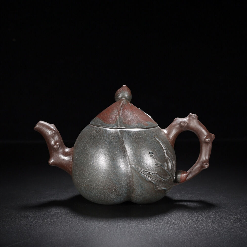 Chinese Yixing Zisha Clay Handmade Exquisite Teapot （寿桃 盖款：蒋蓉）